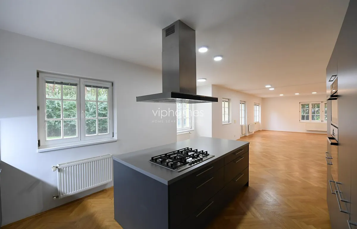 Pronájem vily 302 m², pozemek 737 m²